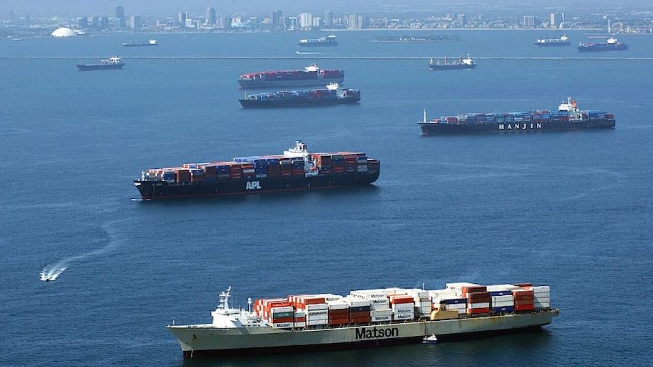buques contenedores a la espera de poder atracar
